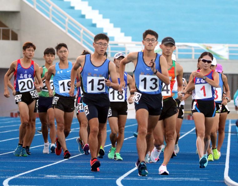 新竹縣兄弟檔張洧綝（13號）和張洧睿（15號）在全運男子20公里競走包下金銀牌。林嘉欣／攝影。