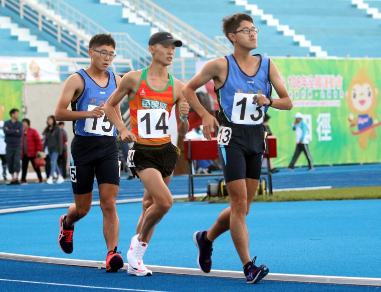 新竹縣兄弟檔張洧綝（前）和張洧睿（後）在全運男子20公里競走包下金銀牌。林嘉欣／攝影。