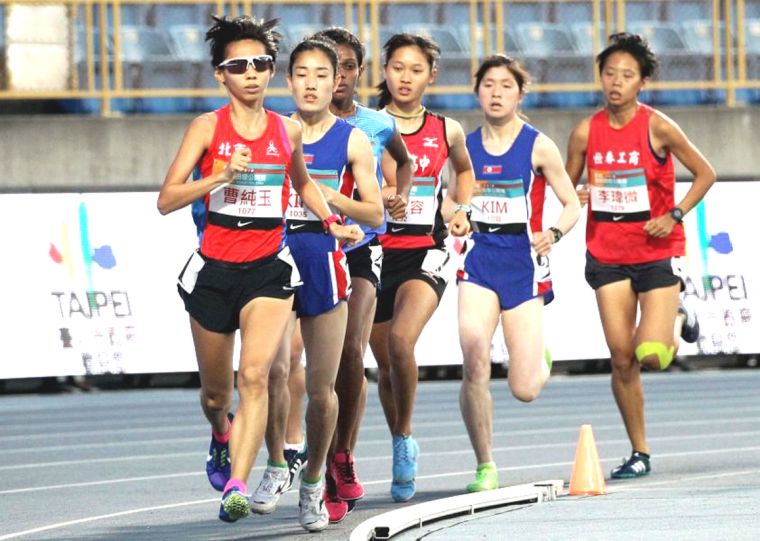 曹純玉(前)在2019東京馬拉松跑出2:36:14，打破許玉芳保持15年的女子馬拉松全國紀錄。資料照片林嘉欣／攝影。