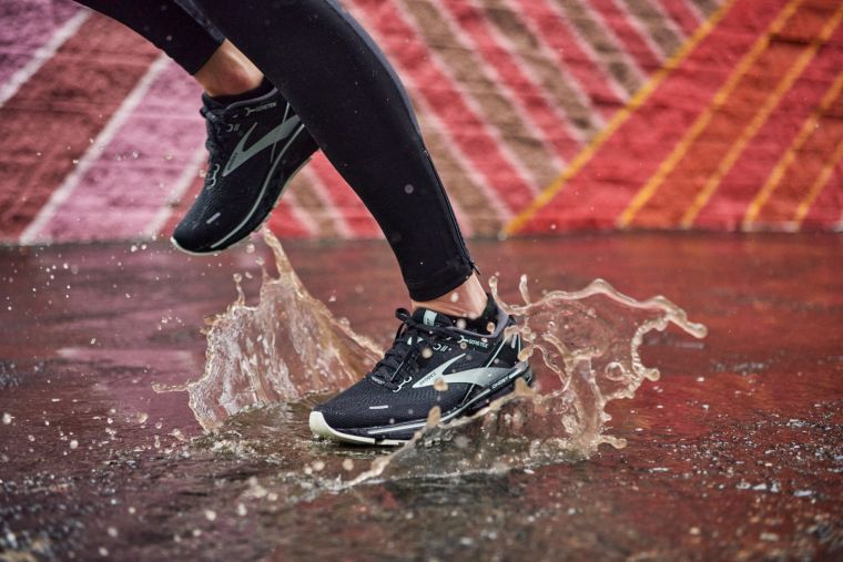 GHOST 14 GTX 防水系列，為你的雨天跑步帶來更多乾燥與舒適。官方提供
