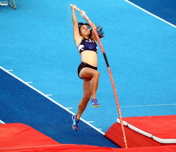 女子撐竿跳高決賽，桃園市沈怡如4公尺06破大會。林嘉欣／攝影。