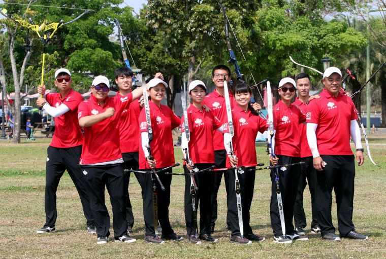 寒舍集團教練袁叔琪（前排左一）說雅典奧運射箭賽的場地最特別。中華企業射箭聯盟／提供。