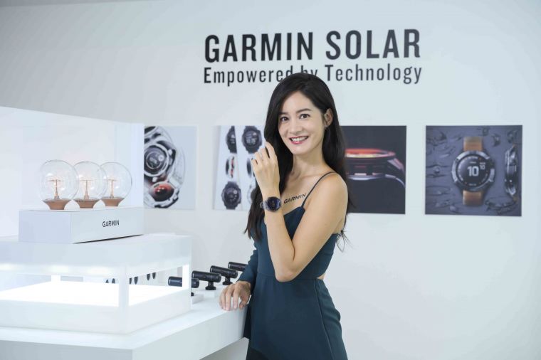 戶外探險女神 Janet 最佳夥伴非「它」莫屬，Garmin 太陽能GPS智慧腕錶系列強勢登場。官方提供