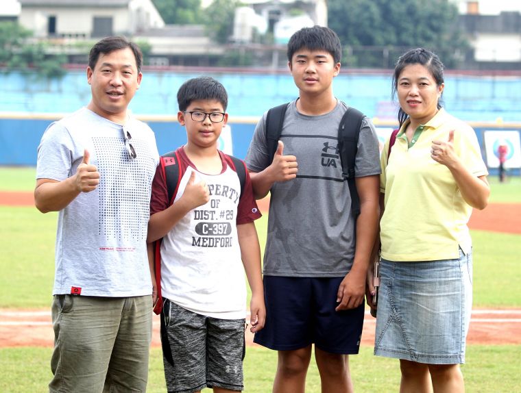 劉泰言(右二)和弟弟劉泰宇及雙親劉一寛、呂玉婷一起到場看企業射箭聯賽。企業射箭聯盟／提供。