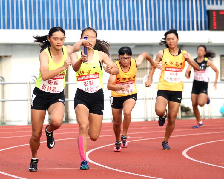 高女400公尺接力預賽競爭激烈。林嘉欣／攝影。
