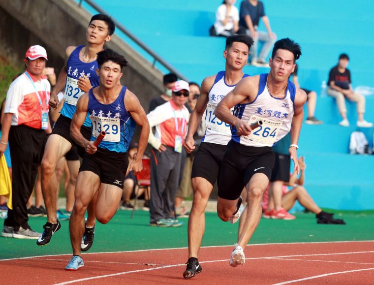 楊俊瀚(右)在四百公尺接力跑第三棒。林嘉欣／攝影。