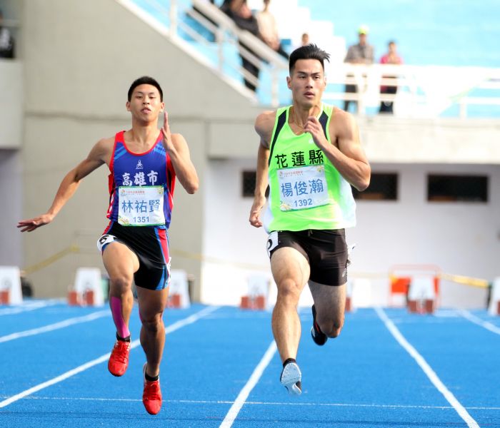 楊俊瀚(右）男子100公尺預賽10秒35輕鬆晉級。林嘉欣／攝影。