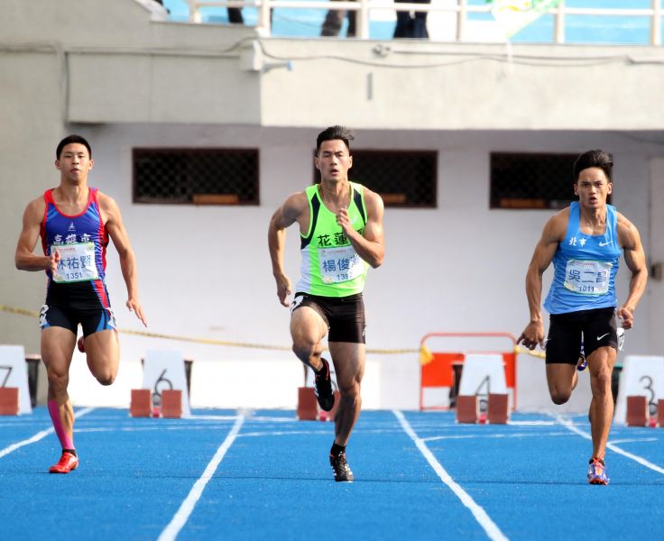 楊俊瀚(中）在桃園全運男子100公尺預賽跑出10秒35輕鬆晉級。林嘉欣／攝影。