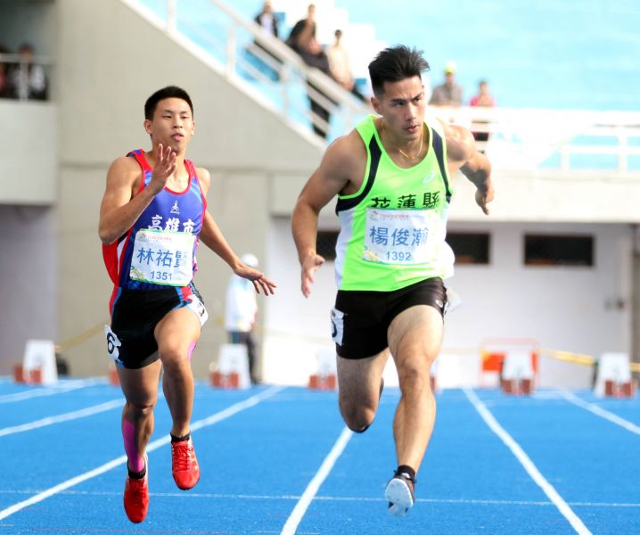 楊俊瀚(右）在男子100公尺預賽10秒35輕鬆晉級。林嘉欣／攝影。