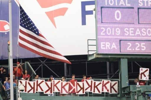 球迷場邊貼上K的字樣。法新社