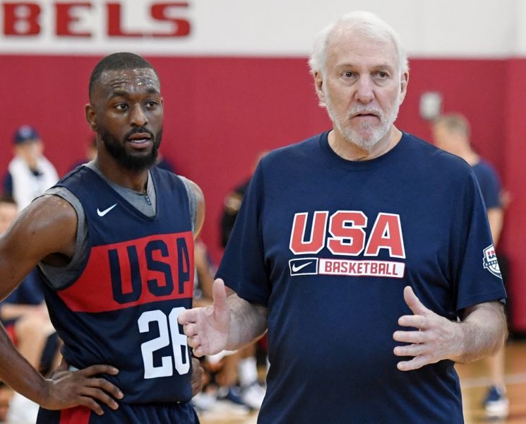 沒NBA大牌球星，波波維奇（右）認為這對他所帶的美國男籃隊不是問題。（法新社資料照）