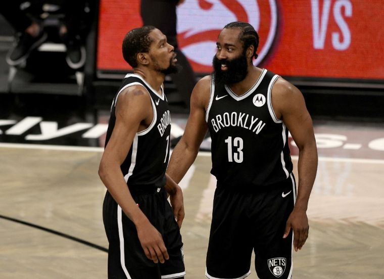 哈登（右）跟杜蘭特（左）說：「沒拿到今年的NBA總冠軍，拿枚奧運金牌也不錯！（設計對白）」（法新社）
