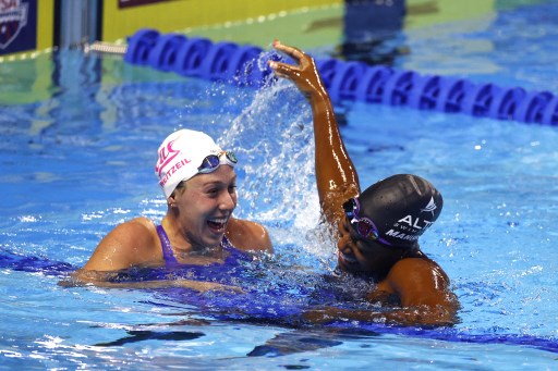 奧運史上首位黑人游泳金牌曼努埃爾(右)最後一項50自終於拿到東奧參賽權。法新衵
