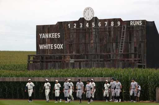 大聯盟真的在愛荷華州玉米田裡打造一座棒球場復刻比賽。法新社