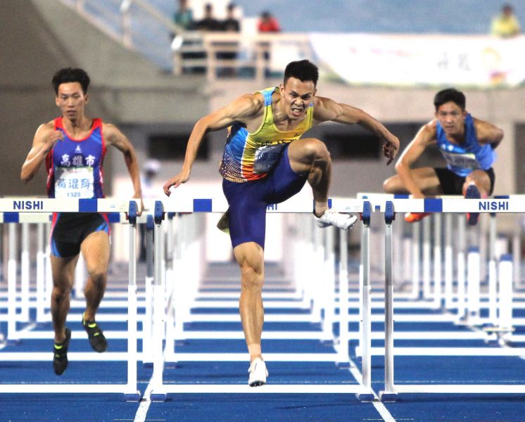 陳奎儒（中）在全運男子110公尺跨欄預賽以13秒46破大會。林嘉欣／攝影。