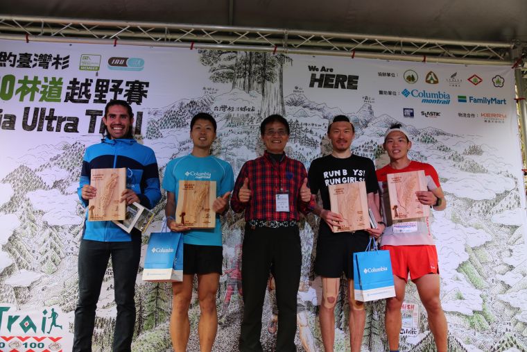 高俊雄署長頒發 100K男子組前四名及獎項(左一為冠Mario Mendoza，右四為台灣選手周青）。