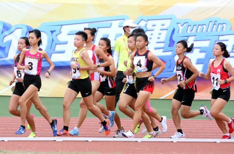南港高中鍾佳妤（3號）以39分32秒97，勇奪110年全中運高女1萬公尺金牌。林嘉欣／攝影。