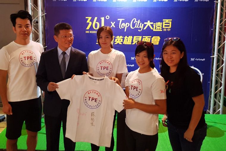 蘇柏亞(中)、黃亭茵(右二) 、蘇泰源(左一)與361° Taiwan李照圓副總(  )致贈選手簽名紀念T-shirt給台中大遠百藍卓成店長(左二)。