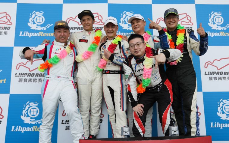 麗寶盃超級房車賽TCR組，由陳軍華.劉威志奪冠，姚元浩(左2)屈居亞軍。大會提供
