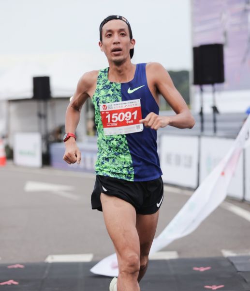 10公里男子組冠軍李奇儒（32分13秒）。大會提供