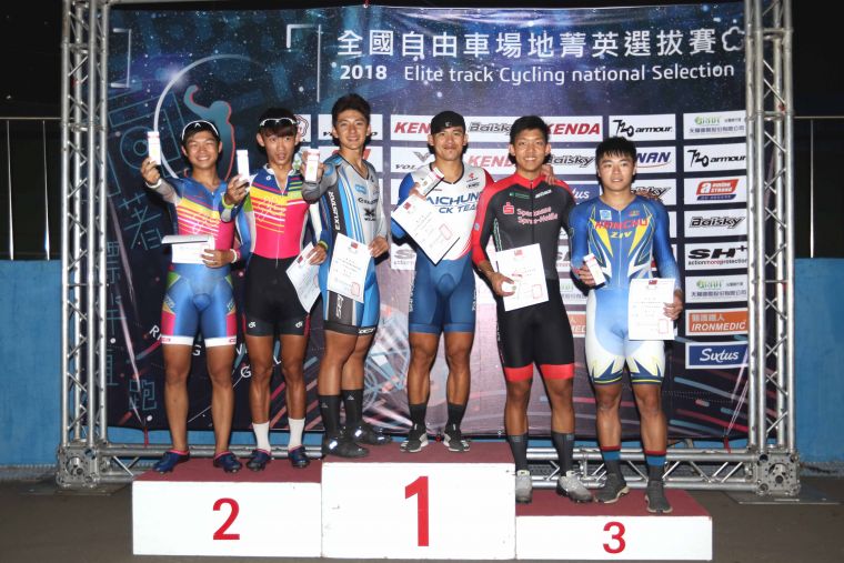 蕭世鑫(左四)在菁英男子組短距離三連霸。中華民國自由車協會／提供。