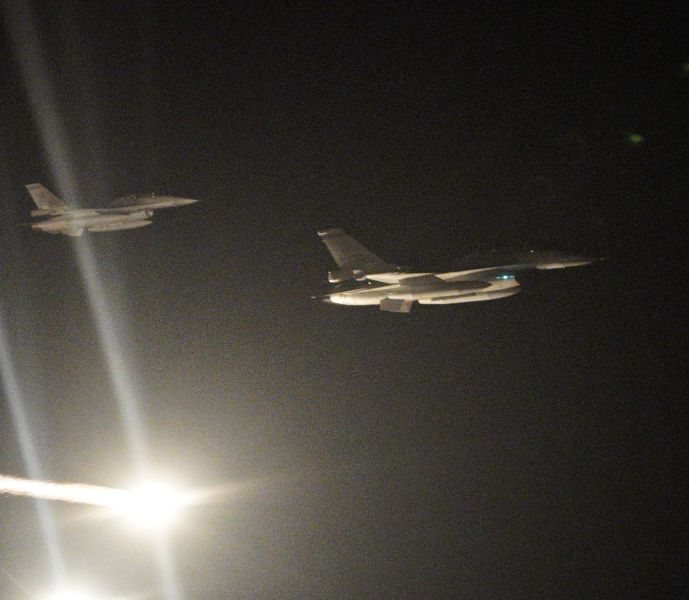 F-16戰鬥機迎接中華健兒專機。中華奧會提供