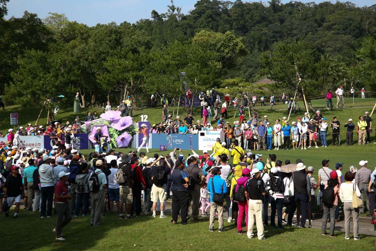 今日超過萬名球迷觀賞2018裙襬搖搖台灣錦標賽，讓國際好手奈莉‧科達感受到台灣觀眾對高爾夫的熱情與對地主選手的支持。