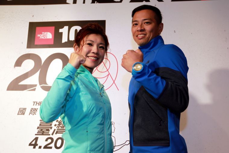 北面品牌行銷經理呂玉珊(左)和賽道設計師林士懿號召跑者參加「TNF100國際越野跑挑戰賽」。林嘉欣／攝影。