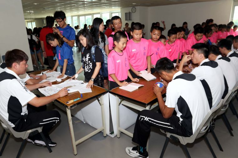 鶯歌國小排球隊開心排隊請中華男排隊簽名。林嘉欣／攝影。