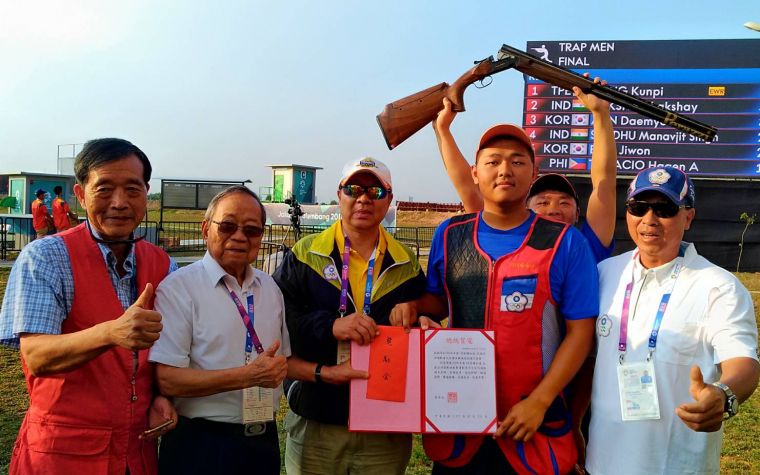 楊昆弼(前排右二)在亞運男子不定向飛靶，平決賽世界紀錄摘金。中華民國射擊協會／提供。