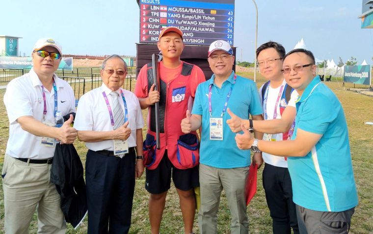 楊昆弼(左三)在不定向飛靶混雙奪銀。中華民國射擊協會／提供。
