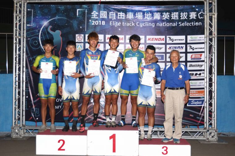 李文昭(左四)在菁英男子組中長距離三連霸。中華民國自由車協會／提供。