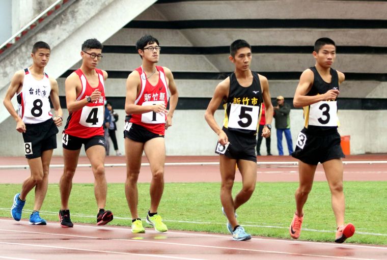 新竹市許嘉維（右二）在男子10000公尺競走決賽以43:44.19奪金破大會，躍歷年第二傑。林嘉欣／攝影。