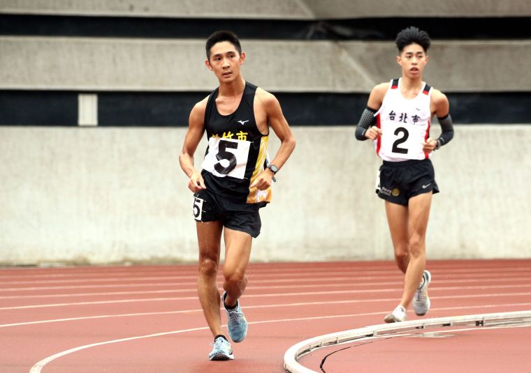 新竹市許嘉維（前）在男子10000公尺競走決賽以43:44.19奪金破大會，躍歷年第二傑。林嘉欣／攝影。