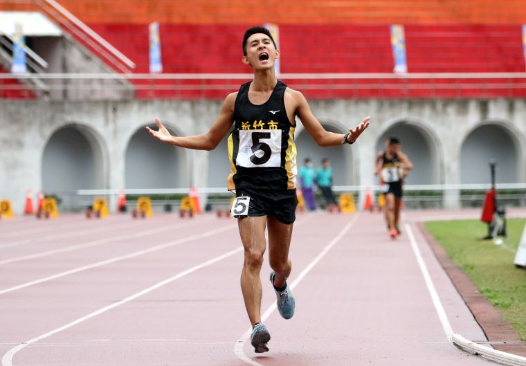 新竹市許嘉維在男子10000公尺競走決賽以43:44.19奪金破大會，躍歷年第二傑。林嘉欣／攝影。