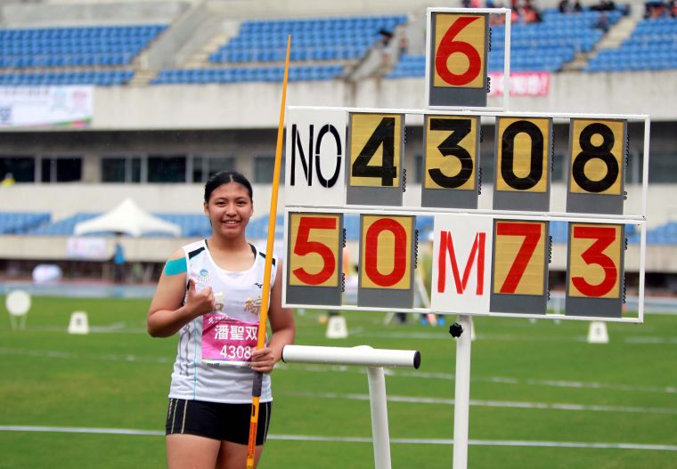 台中市后綜高中國中部潘聖双以50公尺73打破全中運國女標槍大會紀錄。林嘉欣／攝影。