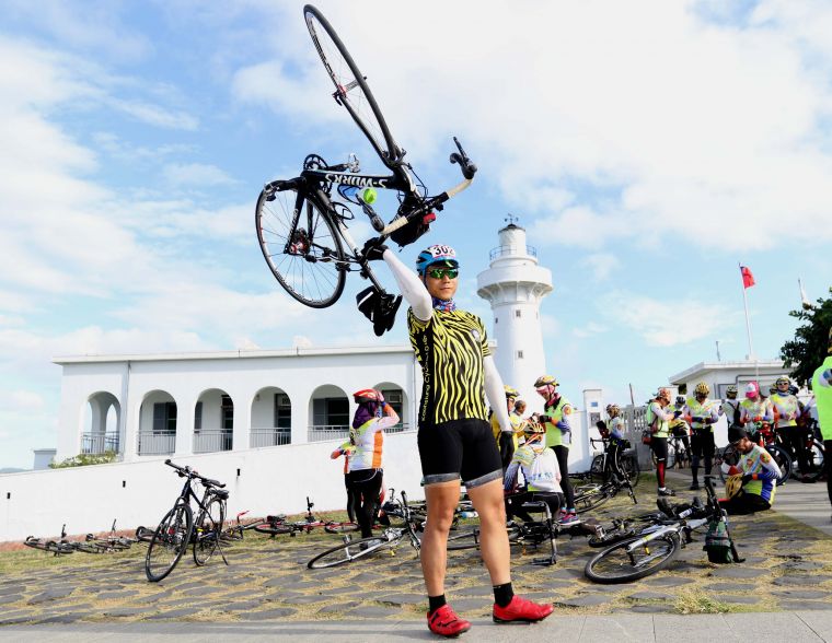抗癌鬥士黃俊鴻參加2018 Light up Taiwan極點慢旅鵝鑾鼻站。中華民國自行車騎士協會／提供。