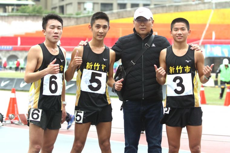 新竹市許嘉維（左二）在男子10000公尺競走決賽以43:44.19奪金破大會，躍歷年第二傑。林嘉欣／攝影。