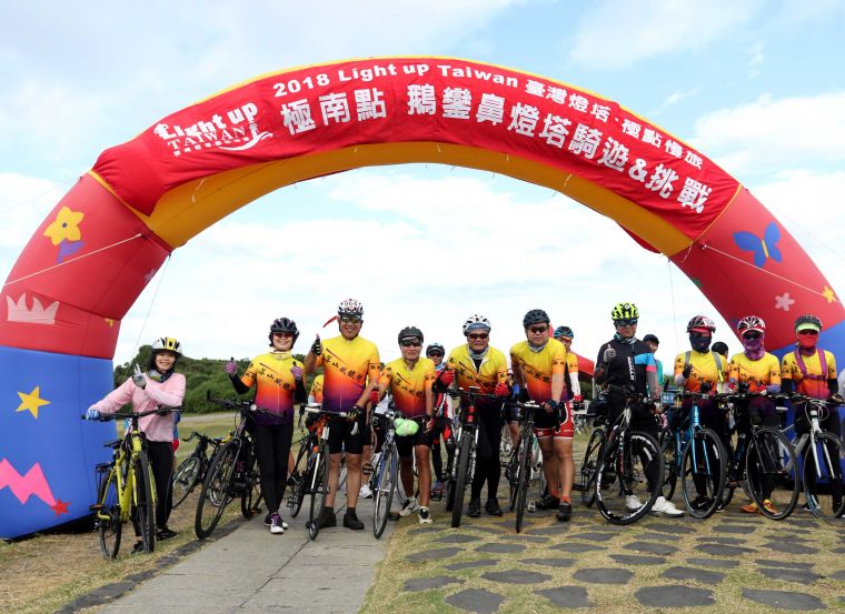 恆春落山風鐵騎隊相揪參加2018 Light up Taiwan極點慢旅鵝鑾鼻站。中華民國自行車騎士協會／提供。