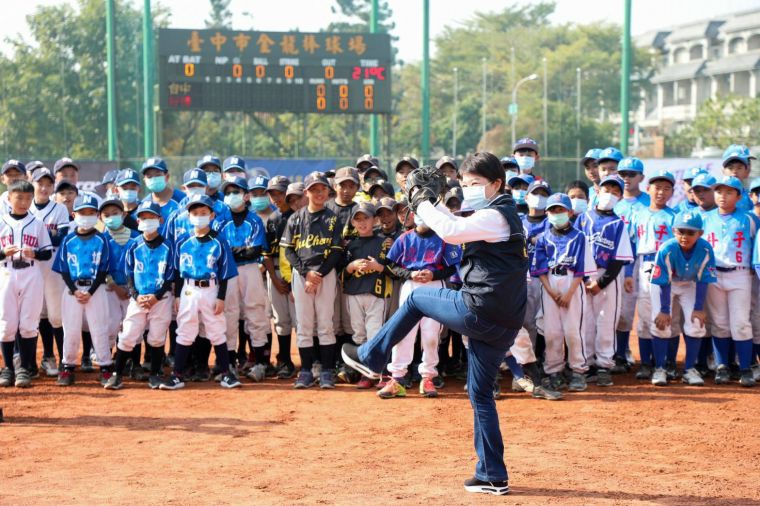 台中市長盧秀燕今日首屆火星人軟式少棒賽開球。台中市運動局提供