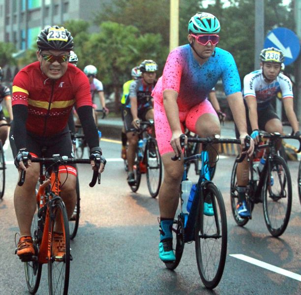 前美國登山王好手鐵波(前右)。中華民國自行車騎士協會／提供。