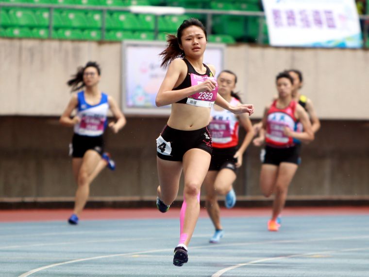 全中運高女400公尺預賽，楊睿萱(前)奪分組第一。林嘉欣／攝影。