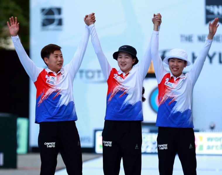 中華隊開心奪得世錦賽女子反曲弓團體金牌。倪大智／提供。