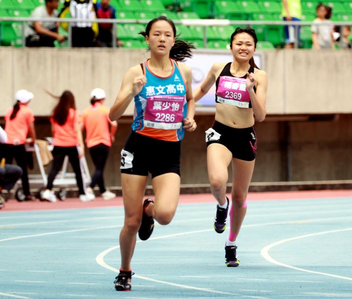全中運高女400公尺準決賽，楊睿萱(右)拉傷落居第八。林嘉欣／攝影。