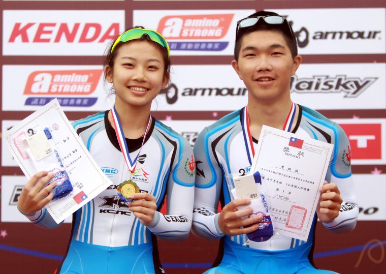 大甲高中曾致誠(右)和王伶瑄包辦高男1公里個人計時賽、高女500公尺個人計時賽冠軍。中華民國自由車協會／提供。