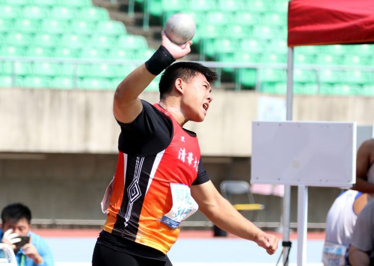 一般男生鉛球決賽，清華大學郭柏辰以14.79破大會。林嘉欣／攝影。