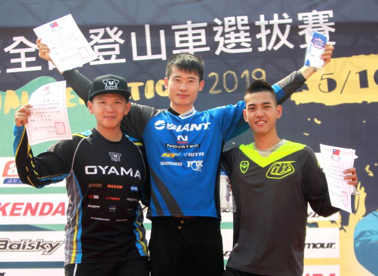 男子組下坡賽前三名。中華民國自由車協會／提供。
