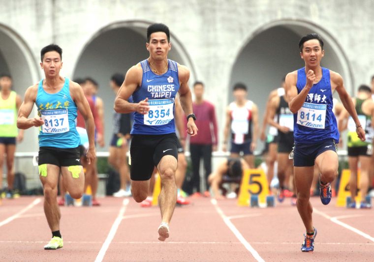 楊俊瀚(中）在新北城市盃全國田徑公開賽公開男子組百公尺預賽以10秒33破大會。林嘉欣／攝影。