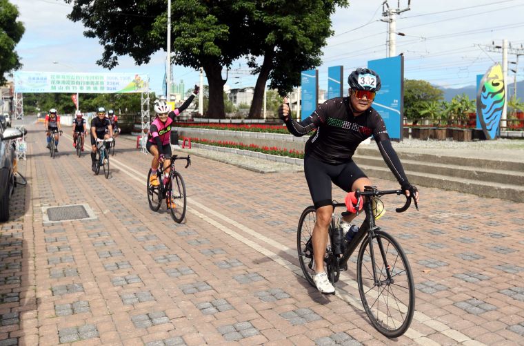 2018花東海灣盃自行車挑戰，車友開心抵達終點關山自行車打卡點。中華民國自行車騎士協會／提供。