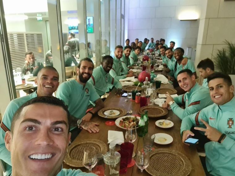 C.羅才剛po與葡萄牙隊友開心用餐的照片。摘自C.羅IG